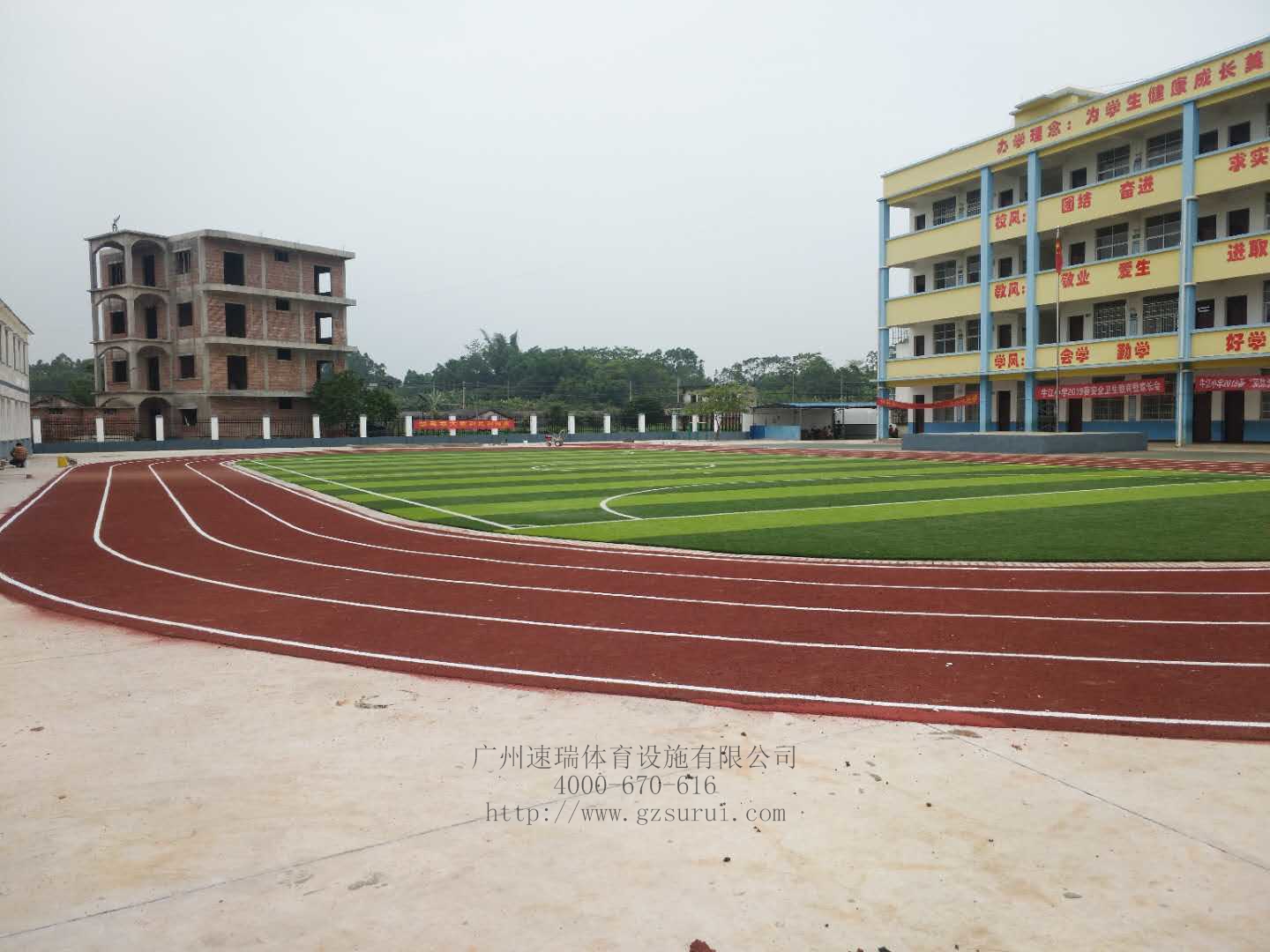 廣西欽州某小學(xué)透氣型塑膠跑道面層場地竣工“速瑞體育”